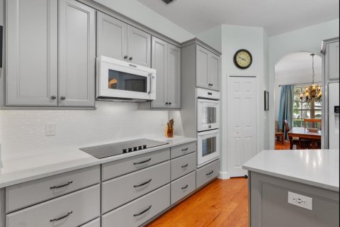 House in Orlando, Florida 5 bedrooms, 328.6 sq.m. № 1759549 - photo 17