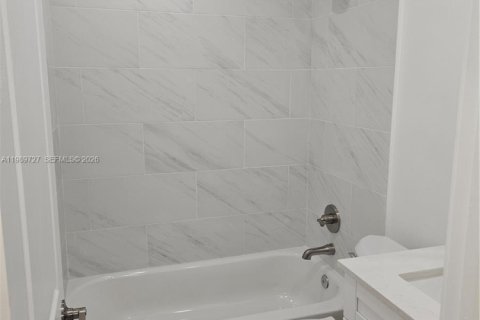 Снять в аренду кондоминиум в Майами, Флорида 3 спальни, 92.25м2, № 2051744 - фото 10