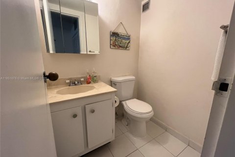 Condo in Sunny Isles Beach, Florida, 1 bedroom  № 1865791 - photo 13