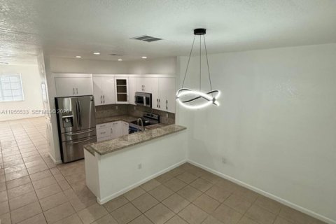 Купить таунхаус в Майами-Гарденс, Флорида 3 спальни, 131.83м2, № 2010272 - фото 13