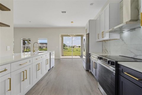 House in Cape Coral, Florida 4 bedrooms, 227.61 sq.m. № 1808369 - photo 10