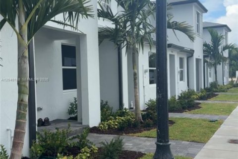 Touwnhouse à louer à Florida City, Floride: 3 chambres, 131.36 m2 № 2086429 - photo 2