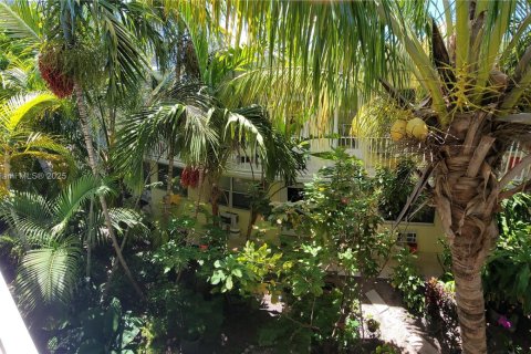 Condo in Miami Beach, Florida  № 1968262 - photo 8