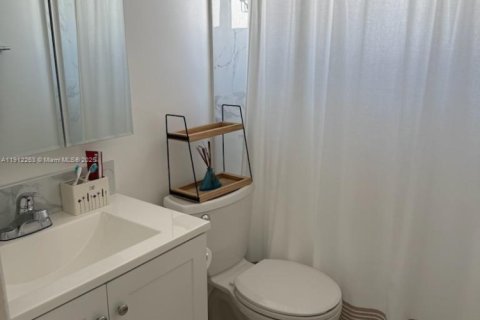 Condo in Miami Beach, Florida  № 1968262 - photo 4