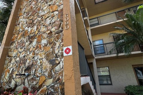 Condo in Tamarac, Florida, 2 bedrooms  № 1697048 - photo 1