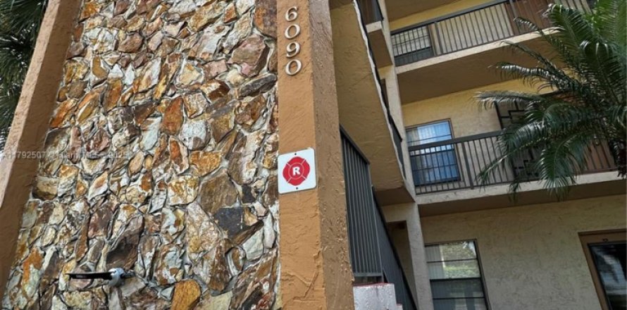 Condo in Tamarac, Florida, 2 bedrooms № 1697048