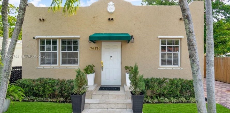 Дом в Майами, Флорида 3 спальни, 140.47м2 № 2068947