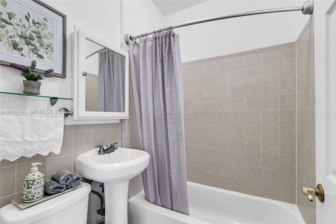 Купить виллу или дом в Майами, Флорида 3 спальни, 140.47м2, № 2068947 - фото 12