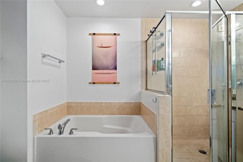 Condo in Aventura, Florida, 2 bedrooms  № 1922546 - photo 20