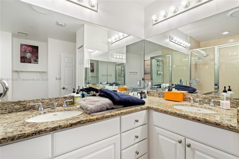 Condo in Aventura, Florida, 2 bedrooms  № 1922546 - photo 19