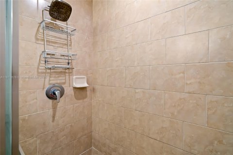 Condo in Aventura, Florida, 2 bedrooms  № 1922546 - photo 27