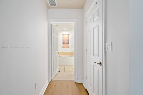 Condo in Aventura, Florida, 2 bedrooms  № 1922546 - photo 16