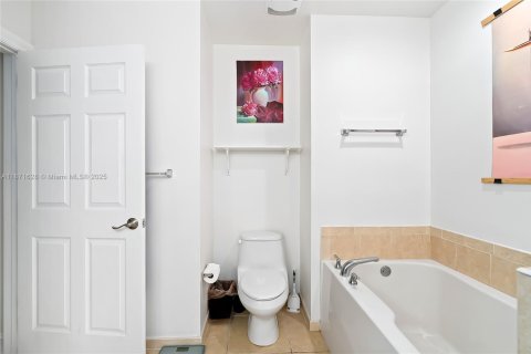 Condo in Aventura, Florida, 2 bedrooms  № 1922546 - photo 21