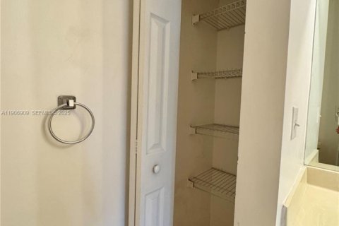 Condominio en alquiler en Homestead, Florida, 2 dormitorios, 97.36 m2 № 2034592 - foto 17