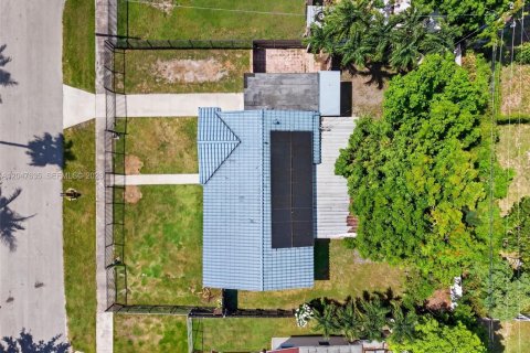 House in Miami, Florida 3 bedrooms, 119.66 sq.m. № 2168302 - photo 5