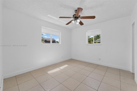 House in Miami, Florida 3 bedrooms, 119.66 sq.m. № 2168302 - photo 10
