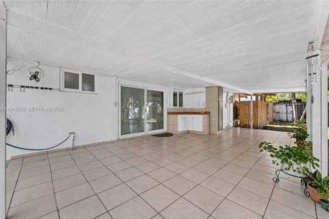 House in Miami, Florida 3 bedrooms, 119.66 sq.m. № 2168302 - photo 24