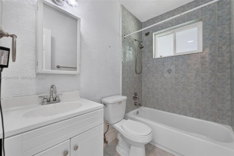 House in Miami, Florida 3 bedrooms, 119.66 sq.m. № 2168302 - photo 16