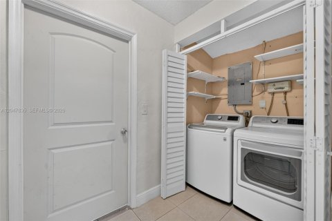 House in Miami, Florida 3 bedrooms, 119.66 sq.m. № 2168302 - photo 20