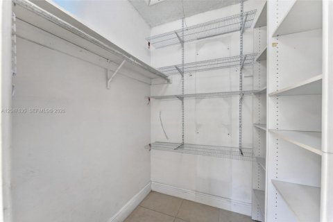 House in Miami, Florida 3 bedrooms, 119.66 sq.m. № 2168302 - photo 15