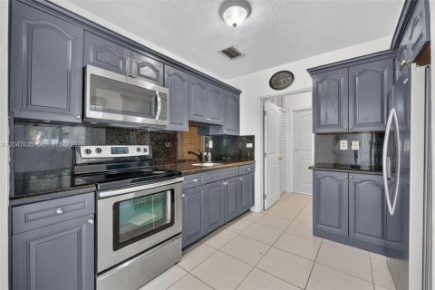 House in Miami, Florida 3 bedrooms, 119.66 sq.m. № 2168302 - photo 19