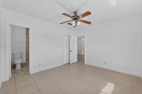 House in Miami, Florida 3 bedrooms, 119.66 sq.m. № 2168302 - photo 11