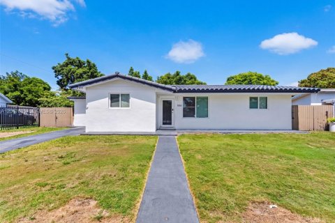 House in Miami, Florida 3 bedrooms, 119.66 sq.m. № 2168302
