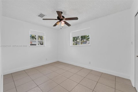 House in Miami, Florida 3 bedrooms, 119.66 sq.m. № 2168302 - photo 22