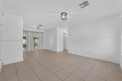 House in Miami, Florida 3 bedrooms, 119.66 sq.m. № 2168302 - photo 6
