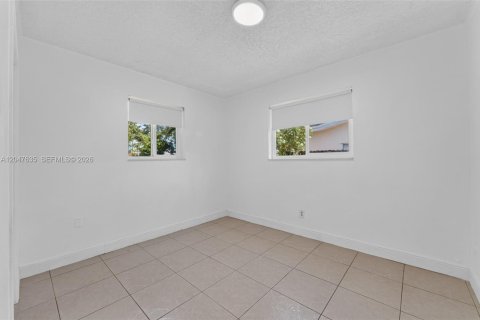 House in Miami, Florida 3 bedrooms, 119.66 sq.m. № 2168302 - photo 18