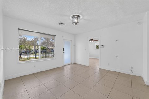 House in Miami, Florida 3 bedrooms, 119.66 sq.m. № 2168302 - photo 8