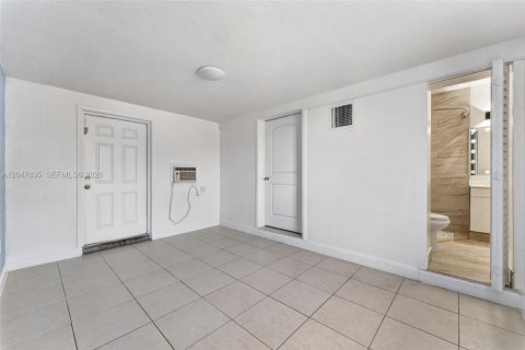 House in Miami, Florida 3 bedrooms, 119.66 sq.m. № 2168302 - photo 21