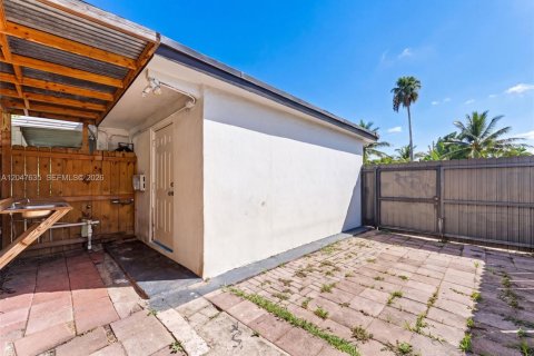 House in Miami, Florida 3 bedrooms, 119.66 sq.m. № 2168302 - photo 27