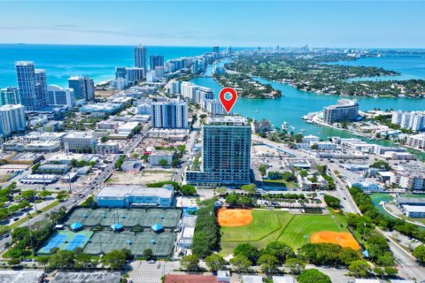 Condo in Miami Beach, Florida, 2 bedrooms  № 1857070 - photo 1