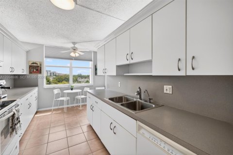 Condo in Pompano Beach, Florida, 2 bedrooms  № 2068701 - photo 30