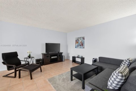 Condo in Pompano Beach, Florida, 2 bedrooms  № 2068701 - photo 12