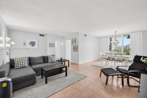 Condo in Pompano Beach, Florida, 2 bedrooms  № 2068701 - photo 13