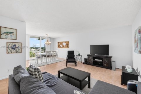 Condo in Pompano Beach, Florida, 2 bedrooms  № 2068701 - photo 11