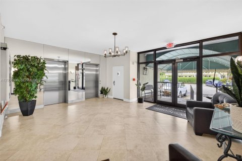 Condo in Pompano Beach, Florida, 2 bedrooms  № 2068701 - photo 8