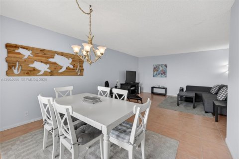 Condo in Pompano Beach, Florida, 2 bedrooms  № 2068701 - photo 18