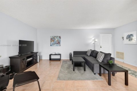 Condo in Pompano Beach, Florida, 2 bedrooms  № 2068701 - photo 20