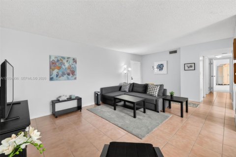 Condo in Pompano Beach, Florida, 2 bedrooms  № 2068701 - photo 14