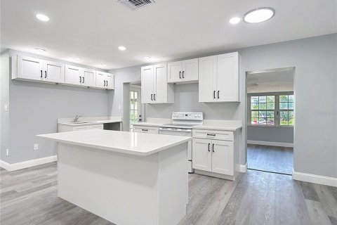 House in Tampa, Florida 2 bedrooms, 147.34 sq.m. № 1881077 - photo 10