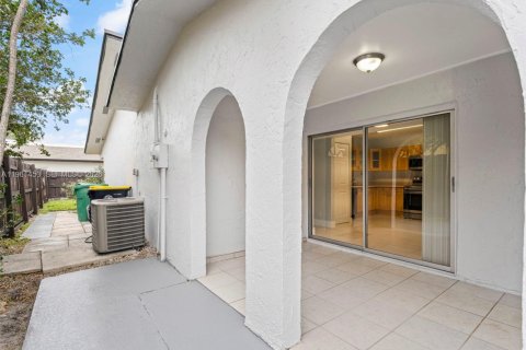 Villa ou maison à vendre à Dania Beach, Floride: 3 chambres, 120.96 m2 № 2023336 - photo 2