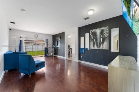 House in Miami, Florida 4 bedrooms, 154.87 sq.m. № 1807181 - photo 16