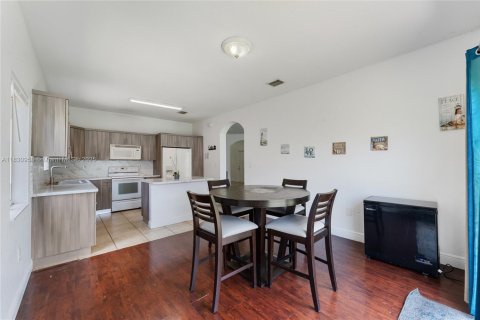 House in Miami, Florida 4 bedrooms, 154.87 sq.m. № 1807181 - photo 22