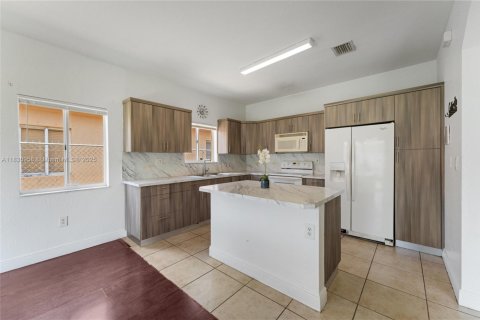 House in Miami, Florida 4 bedrooms, 154.87 sq.m. № 1807181 - photo 19