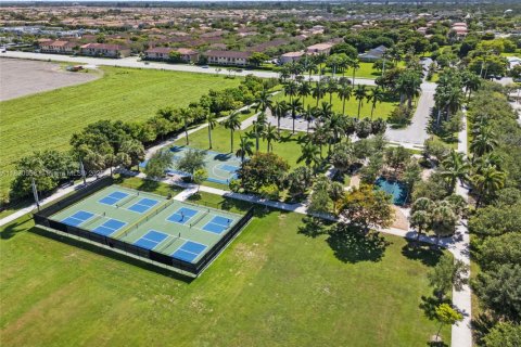House in Miami, Florida 4 bedrooms, 154.87 sq.m. № 1807181 - photo 11