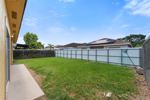 House in Miami, Florida 4 bedrooms, 154.87 sq.m. № 1807181 - photo 23