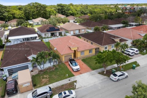 House in Miami, Florida 4 bedrooms, 154.87 sq.m. № 1807181 - photo 2